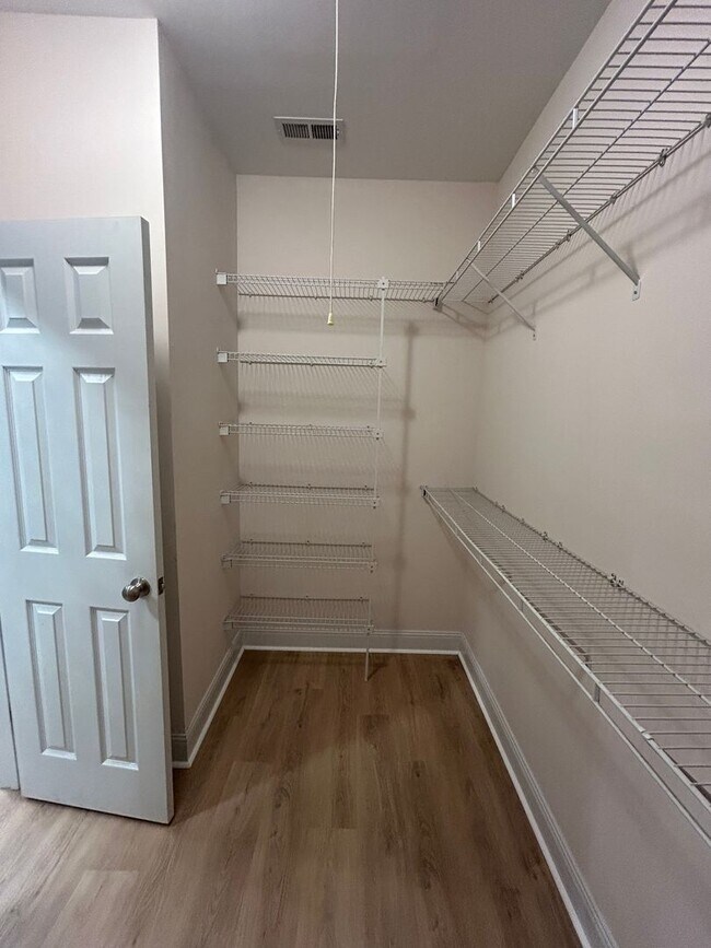 Building Photo - Freshly Renovated 2-Bed, 2-Bath Home