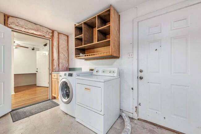 Building Photo - 10 acres with 3/2 cabin for rent in Navaso...