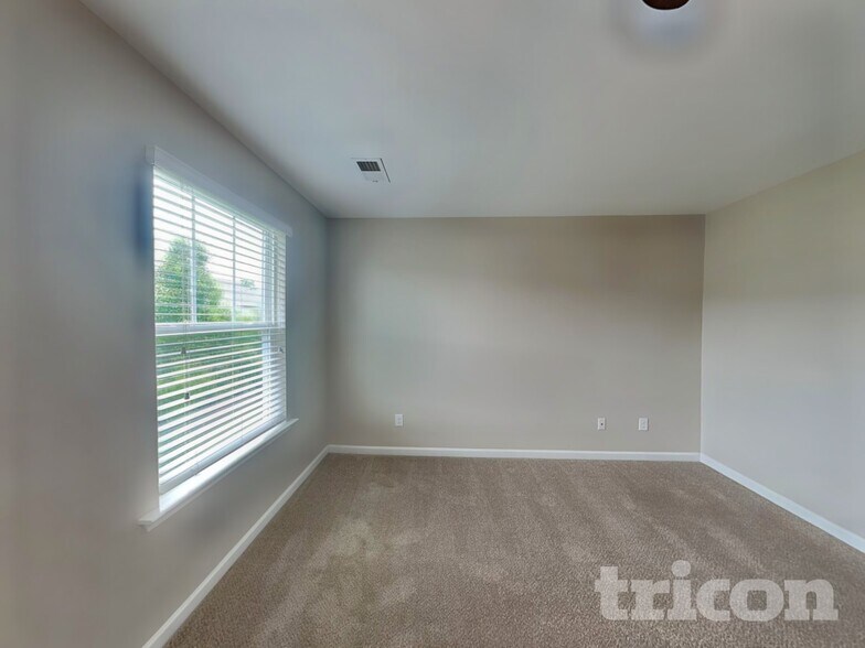 Building Photo - 423 Lanyard Ln
