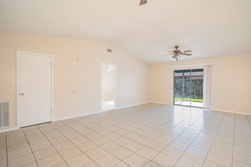 Building Photo - 1307 Lily Ln