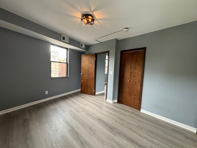 Building Photo - 2905 Glenmore Ave