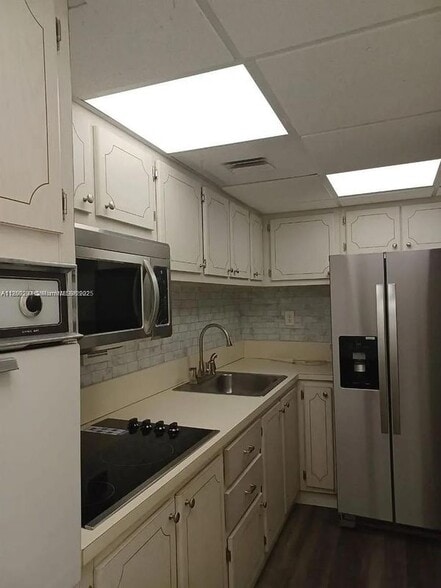 Building Photo - 1000 West Ave