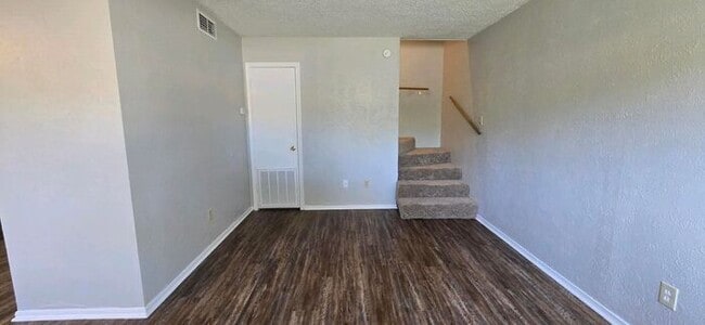 Building Photo - Available Now! 2 Bedroom 1 Bath Townhome i...