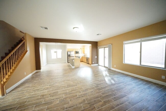 Building Photo - Showings Available NOW