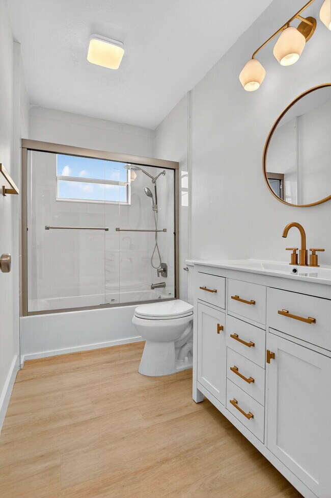 Building Photo - 529 NE 18th St