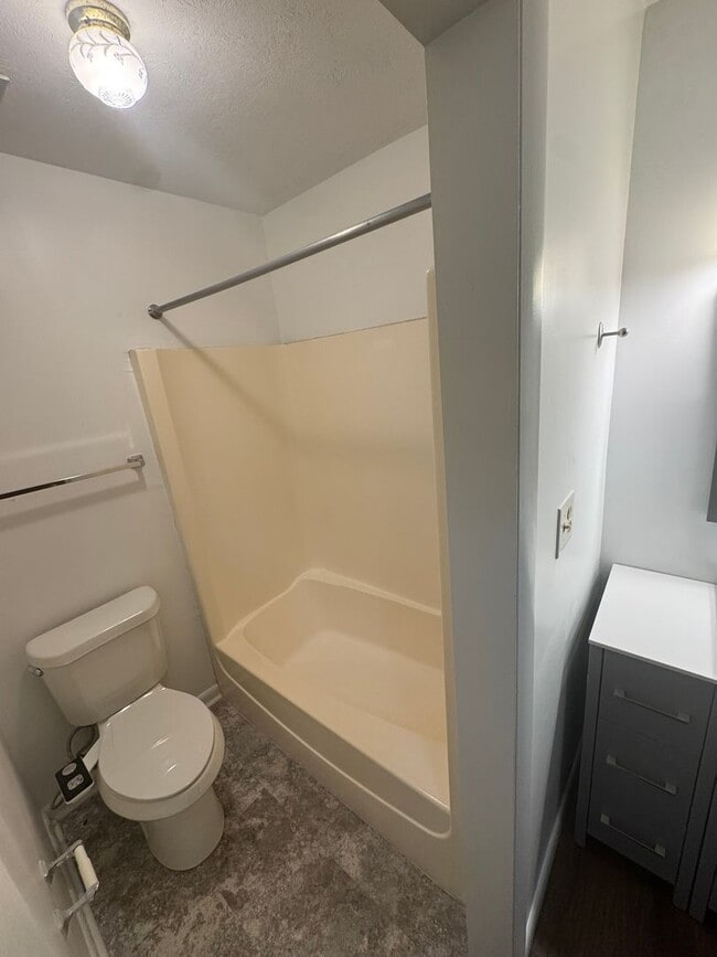 Building Photo - Charming and Spacious 2BR/2BA Townhome in Central Tallahassee