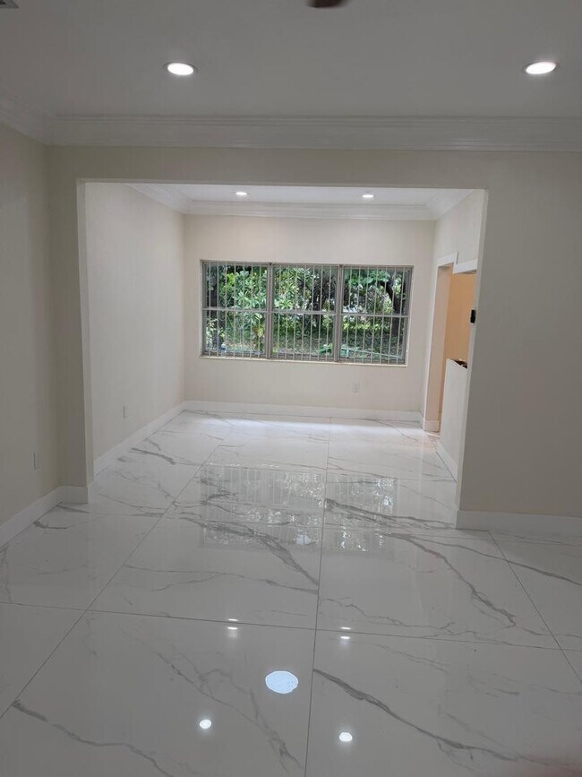 Building Photo - 6410 NW Miami Ct