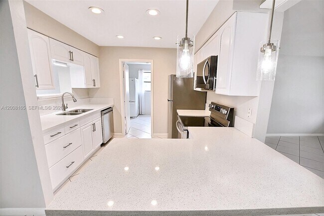 Building Photo - 5051 SW 93rd Ave