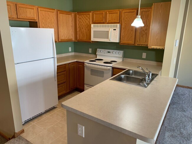 Building Photo - 2 Bed/1.5 Bath Townhome- Cottage Grove- Available August 1st 2026