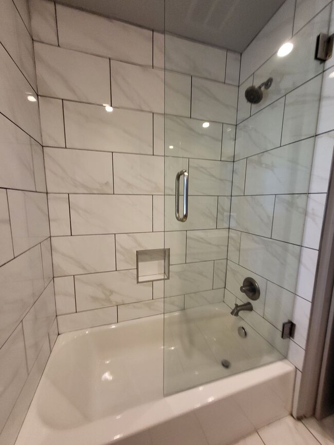 Building Photo - SHORT-TERM Lease ONLY (2) Bed/(2) Bath Pri...