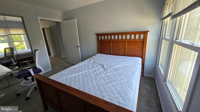 Building Photo - 5215 Le Parc Dr