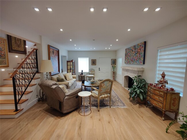Building Photo - 1823 S Bayshore Ln