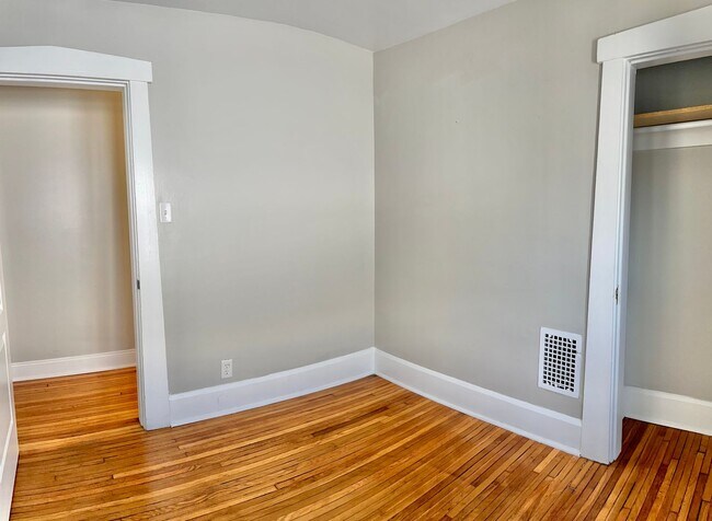 Building Photo - 918 Carpenter St