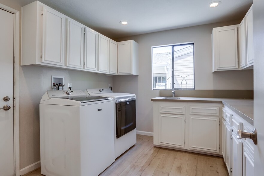Building Photo - 3560 Turquoise Ln