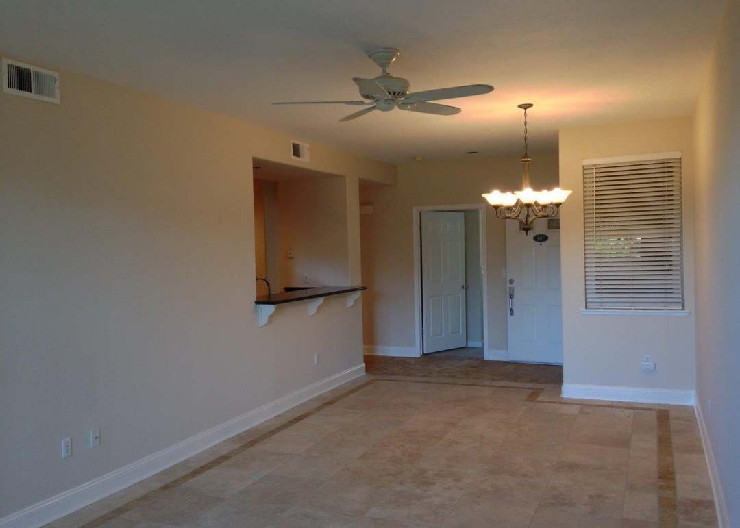 Building Photo - 902 Sunrose Ter