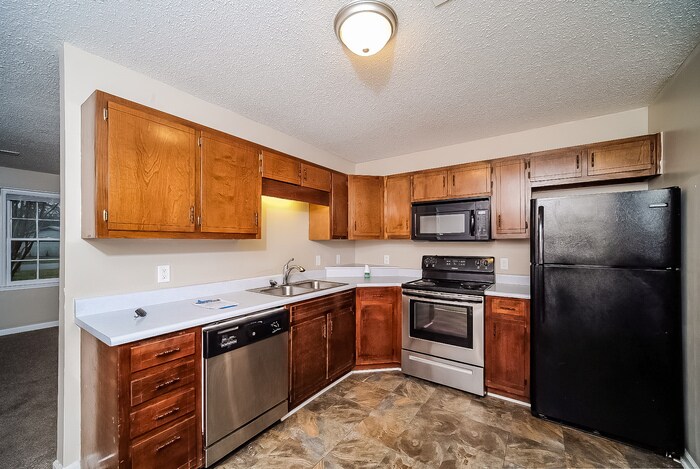 Building Photo - 121 Greenwood Cir