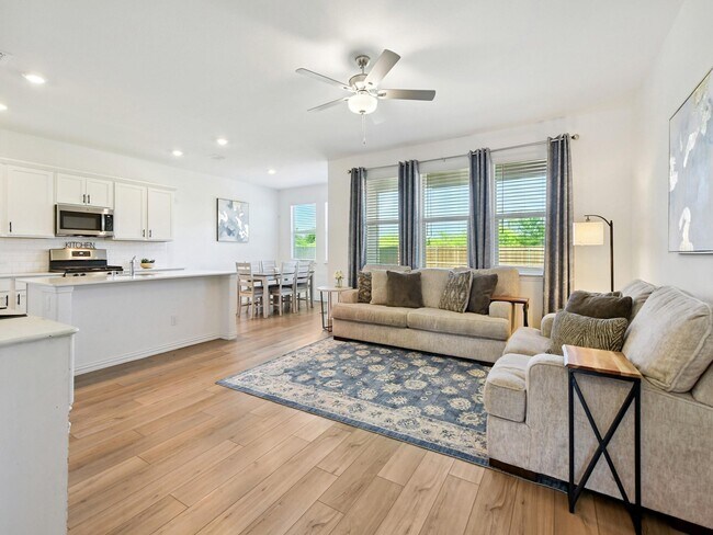 Building Photo - 3413 Kingsview Dr