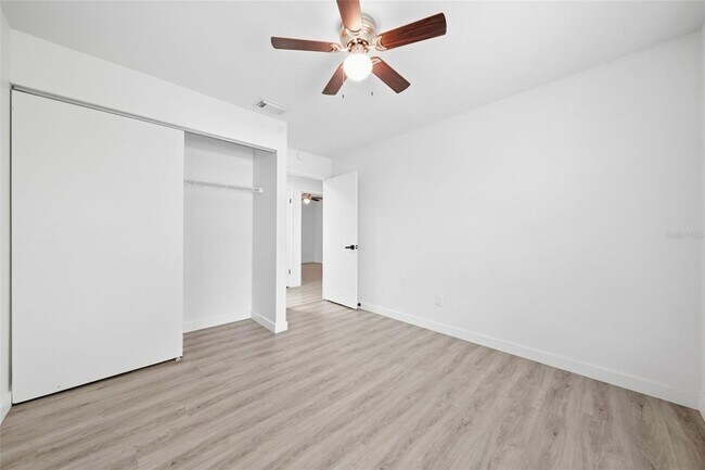 Building Photo - 515 Floral Dr
