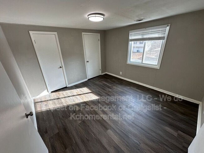 Building Photo - 4400 NE 46th Terrace