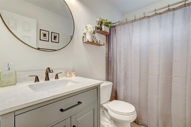 Building Photo - 15501 Sarah's Creek Dr