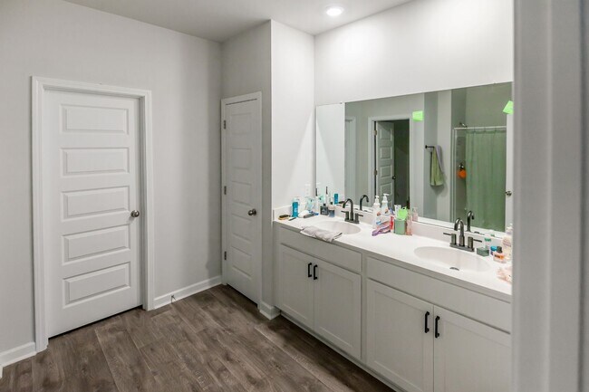 Building Photo - 168 Bottlebrush Dr
