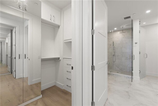 Building Photo - 2425 Peachtree Rd NE