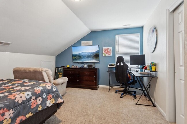 Building Photo - Spacious 4 BDRM 2.5 BA