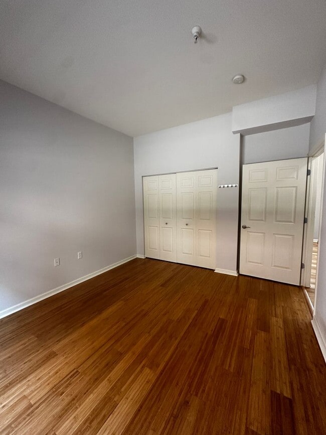 Building Photo - 1 Bedroom, GREAT location!!