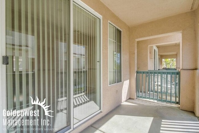 Building Photo - Immaculate 3Bdm 2.5Ba Townhouse with  2-Car Garage