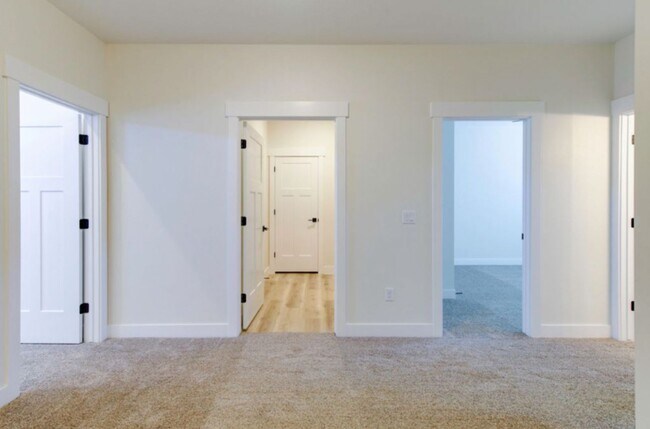 Building Photo - 2875 W Cody Dr