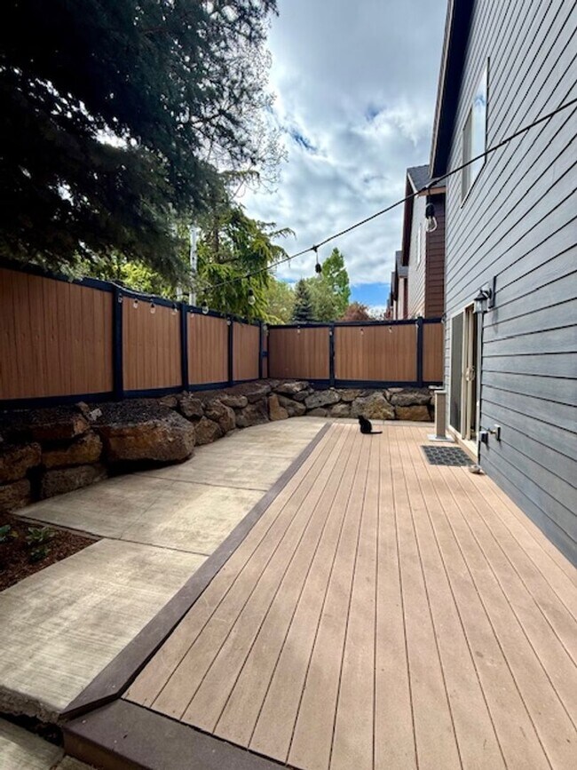 Building Photo - Beautifully renovated in NW Bend!  A/C!