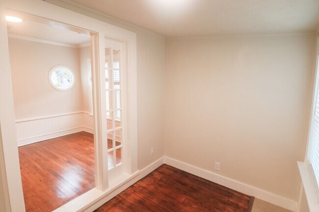 Building Photo - UPDATED & REMODELED 2 Bed 1 bath property ...