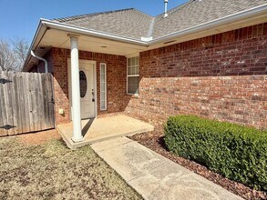 Building Photo - Cute 3 Bed Duplex In Yukon