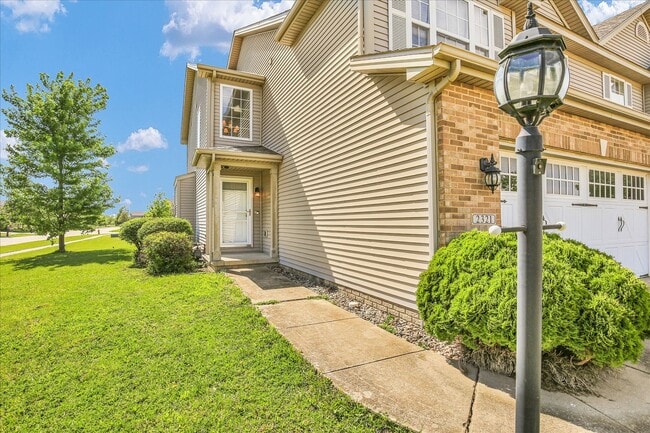 Building Photo - Updated 3 Bedroom Townhome in SW Champaign - Available 06/01/2026