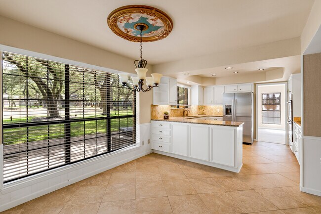 Building Photo - 9006 Balcones Club Dr