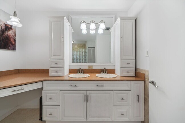 Building Photo - 1527 S Club Dr