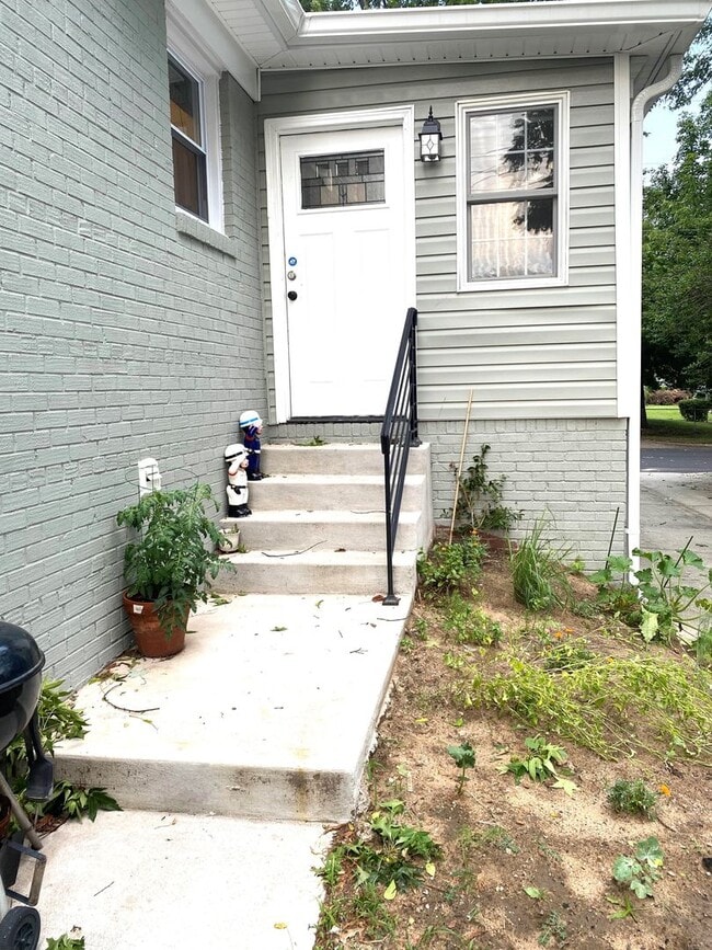 Building Photo - Beautifully remodeled 5 bed / 3 bath on pr...