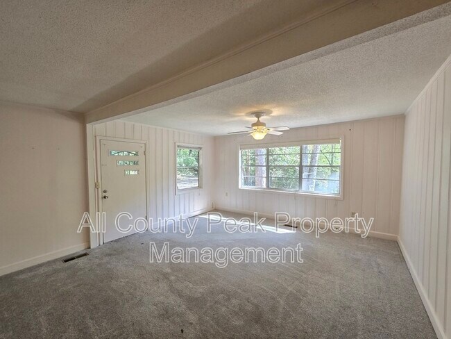 Building Photo - 10 Fountain Cir