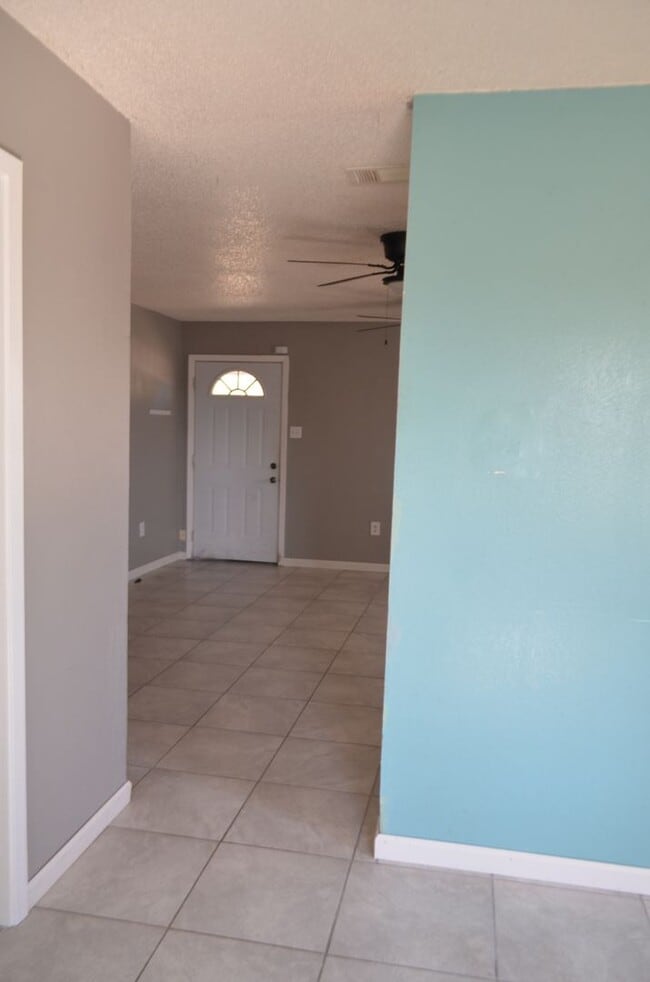 Building Photo - Country setting