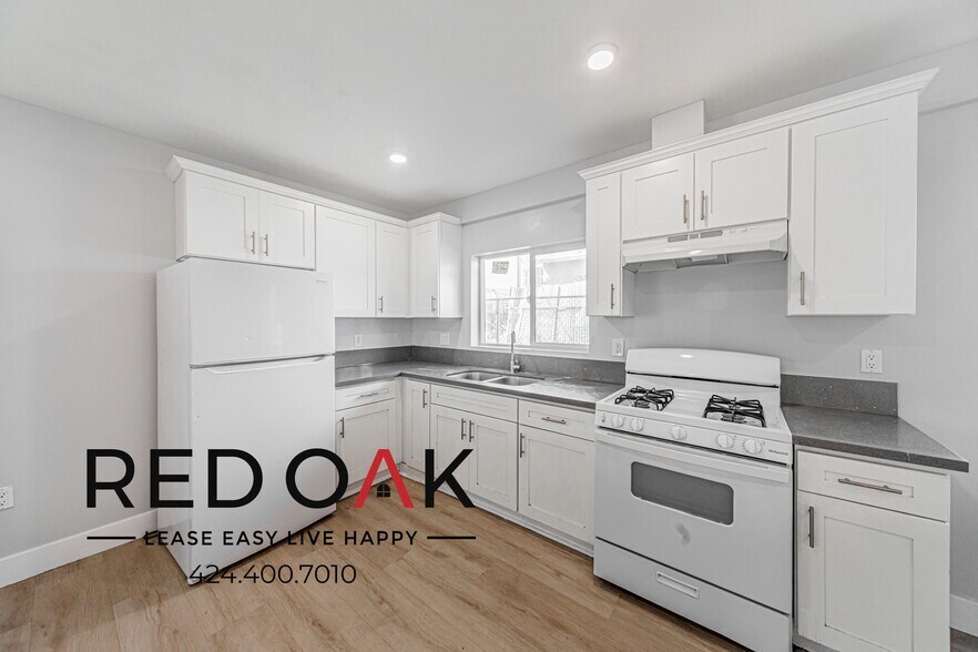 Building Photo - 923 W 75th St