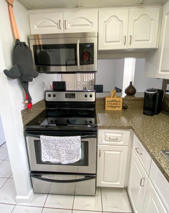 Building Photo - 2221 W 52nd St