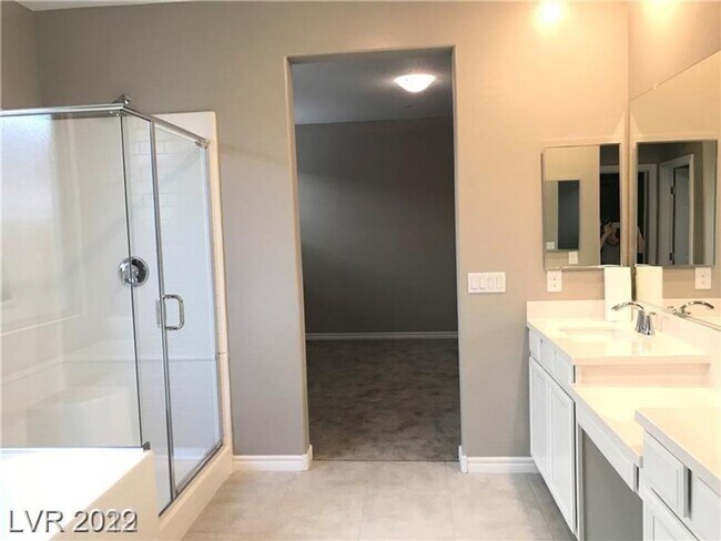 Building Photo - Smart Home. Henderson Beauty In Gated Comm...