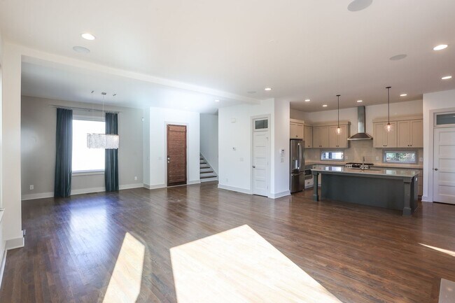 Building Photo - Beautiful Green Hills 4 BD 3 1/2 BA Home W...