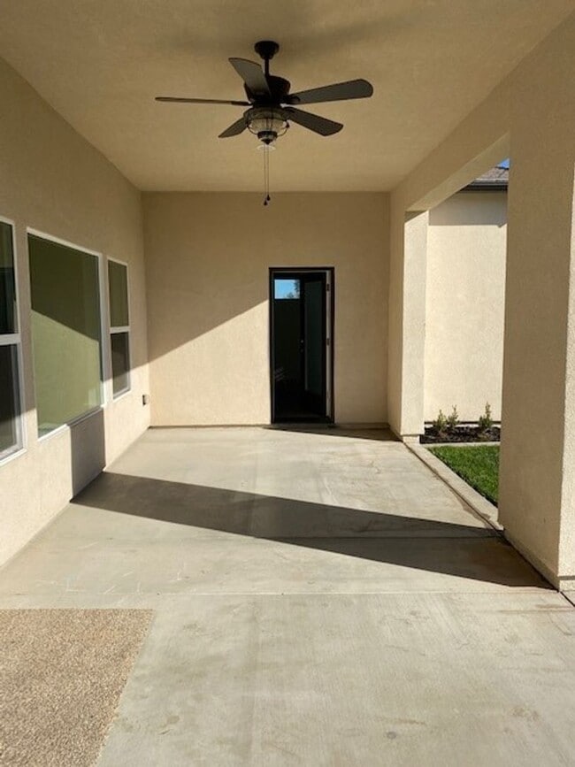 Building Photo - Don't Miss Out On This Beauty!!!