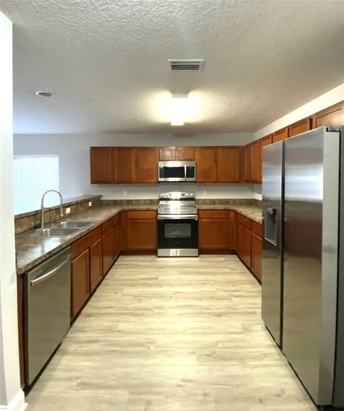Building Photo - 86069 Pineview Dr