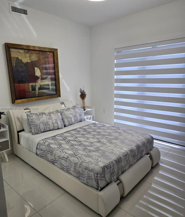 Building Photo - 249 NW 12th Ct