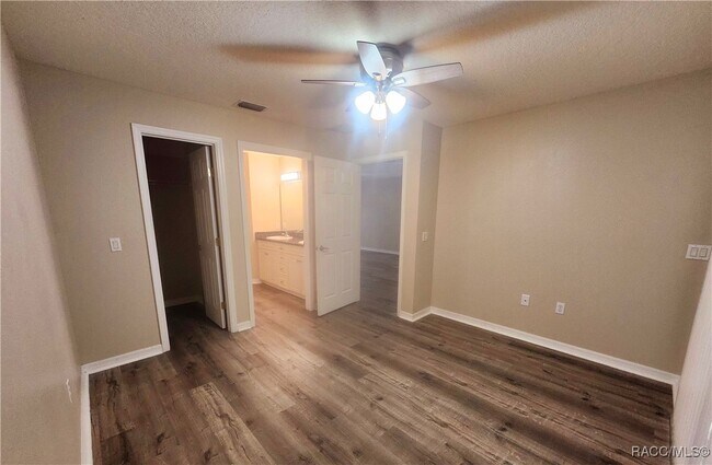 Building Photo - 835 E Rembrandt Way