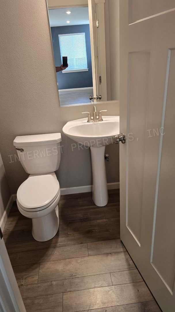Building Photo - Beautiful Newer Construction 3bd 2.5ba Row House in Ridgefield With 2 Car Garage, Fenced Backyard...
