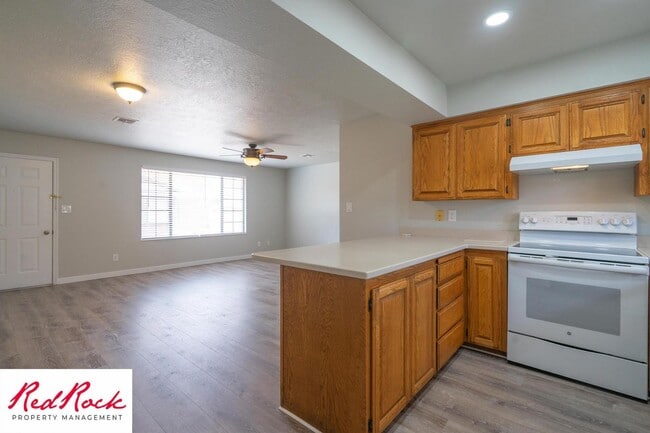 Building Photo - Remodeled 2 Bedroom Townhome. Pet Friendly!