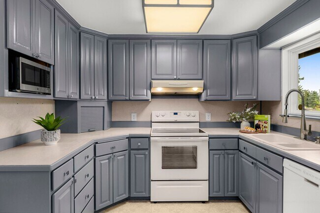 Building Photo - 5bd/3.5ba Bellevue Home